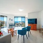 Excellent Seafront & Seaview By Interhome アパート